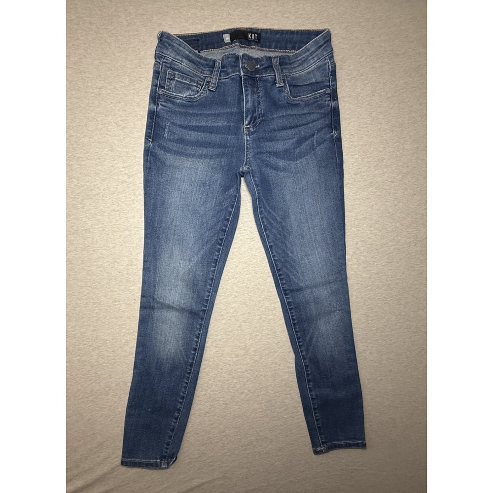 KUT medium wash blue jean. size 0P. distressed straight leg